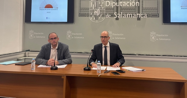 El presidente de la Diputación de Salamanca, Javier Iglesias, acompañado por el diputado de Economía, Antonio Luis Sánchez.