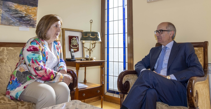 Javier Iglesias recibe en la Diputación a la subdelegada del Gobierno de Salamanca, Rosa López