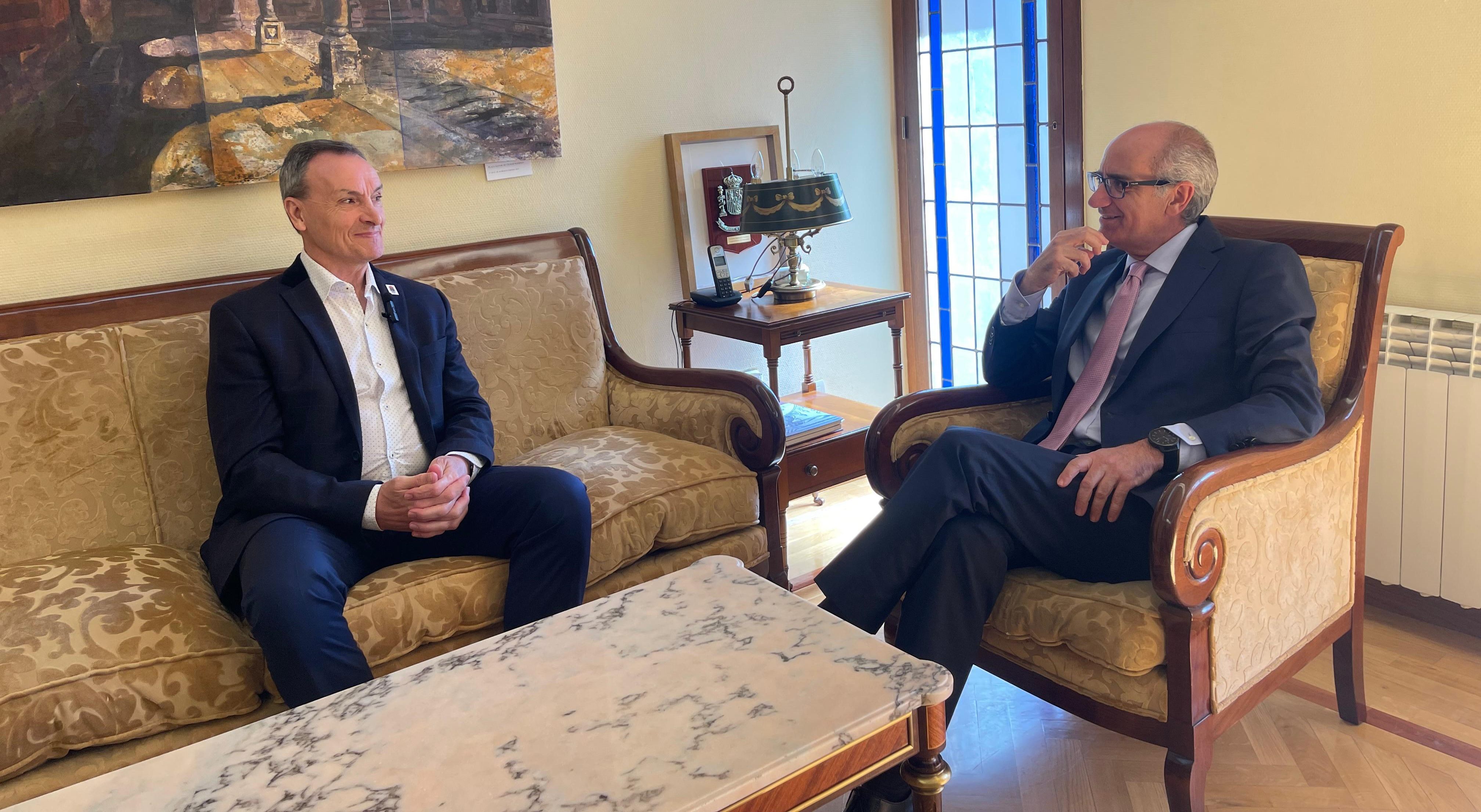 El presidente de la Diputación de Salamanca, Javier Iglesias, y el presidente de la Centro de Salamanca en Buenos Aires, Rubén Gómez.