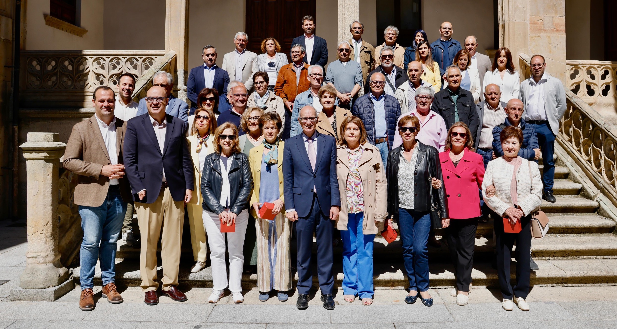 Foto de familia de autoridades y trabajadores jubilados en el año 2024. Foto de familia de autoridades y trabajadores jubilados en el año 2024.
