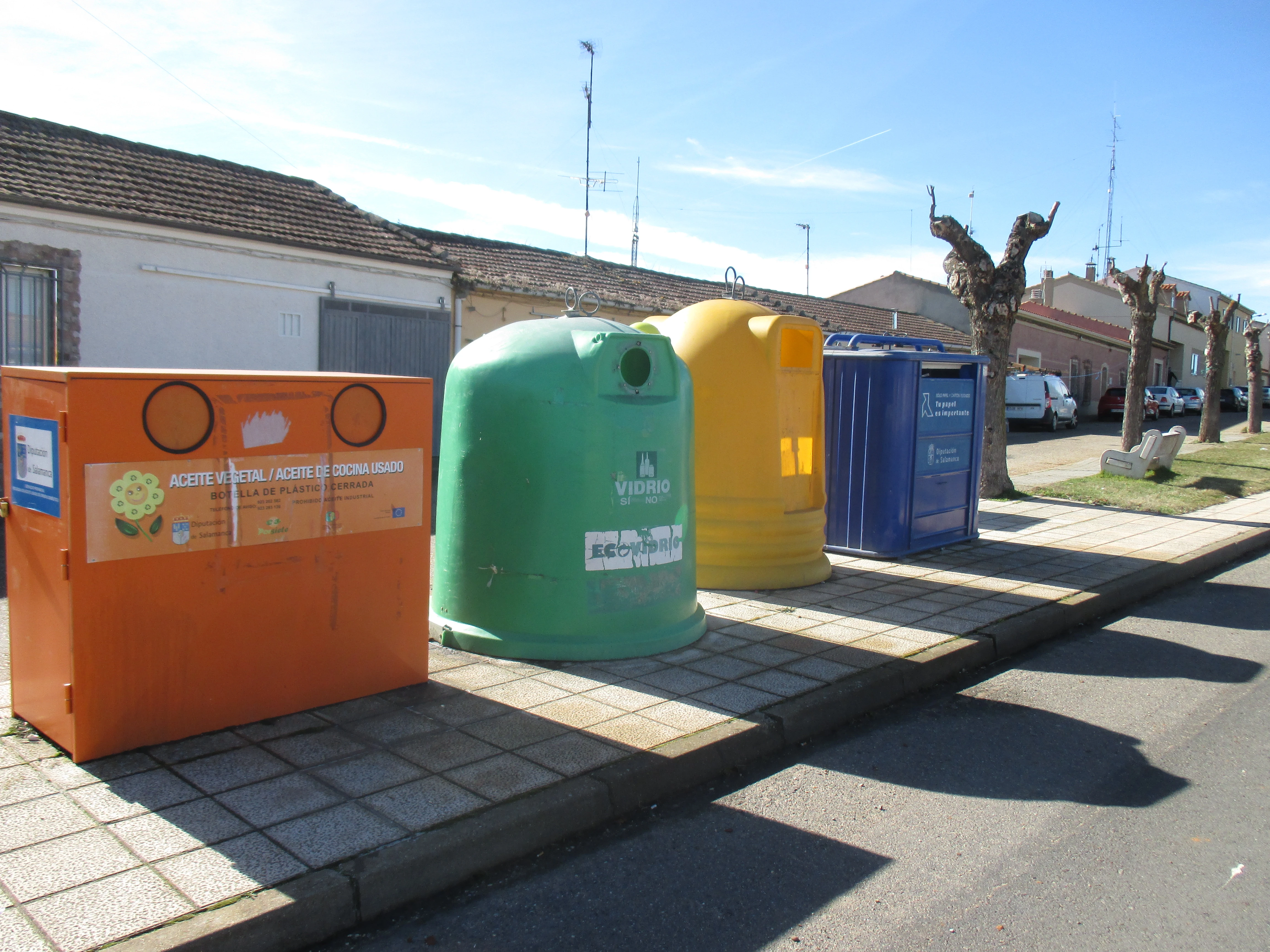 Contenedores de recogida de residuos en un municipio de la provincia de Salamanca